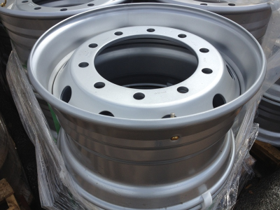 151225126 - 11.75 x 22.5 series wheel Maxion  silver for truck